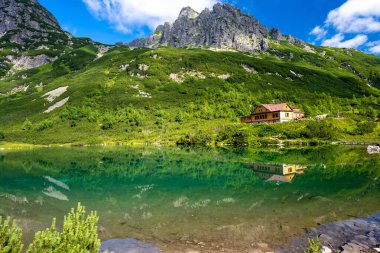 Slovakya 'daki Tatra dağlarındaki Zelene pleso manzarası