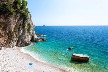 Karadağ 'ın Budva Riviera kentindeki Petrovac na Moru yakınlarındaki Fenix plajında manzara