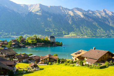 İsviçre 'de Alpler ile Brienzersee Gölü üzerinde Iseltwald manzarası