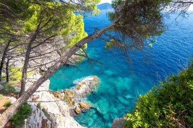 Karadağ 'ın Petrovac na Moru kentindeki Budva Riviera' daki inanılmaz turkuaz denizi