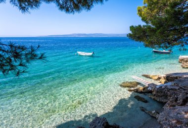 Hırvatistan 'ın Dalmaçya bölgesindeki Makarska Rivierasında Brela' da kristal berrak suyla cennet plajı