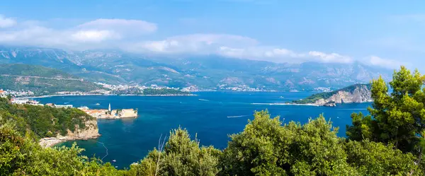 Karadağ 'ın Budva kenti üzerindeki gök mavisi üzerine panoramik manzara