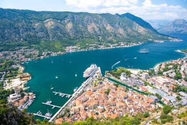 Karadağ 'ın eski Kotor kentinin yukarıdan görünüşü