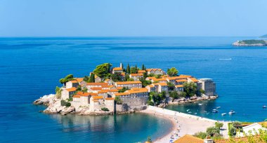 Karadağ 'daki Sveti Stefan adasına bakış