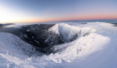 Çek Cumhuriyeti 'nde güneş doğarken Krkonose dağlarındaki Obri dul vadisinde panoramik manzara