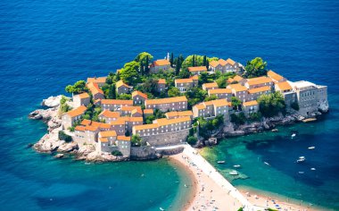 Karadağ 'ın eski Sveti Stefan kentinde hava manzarası