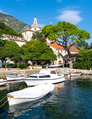 Karadağ 'ın Kotor körfezinde Prcanj' da küçük bir liman