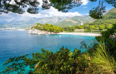 Karadağ 'ın Sveti Stefan kentindeki Milocer plajında manzara