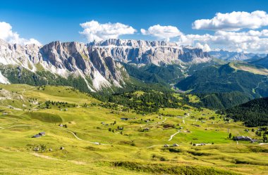 Seceda 'dan dağlardaki muhteşem manzara Sella grubu ve İtalya' daki Dolomitlerde kulübeleri olan büyük çayırlar.