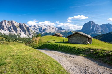 Dolomitler, Alto Adige, İtalya 'daki ahşap kulübelerle dağlarda yürüyüş yapmak.