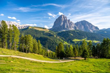 Dolomitlerdeki Sassolungo Dağı, Val Gardena, İtalya 