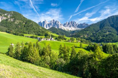 İtalya 'nın Dolomites kentindeki Val di Funes' deki Santa Magdalena köyüne bakınız.