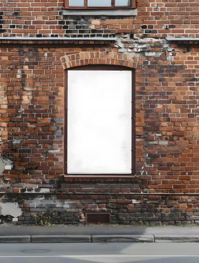 Bir şehir binasının tuğla duvarında beyaz boş bir poster