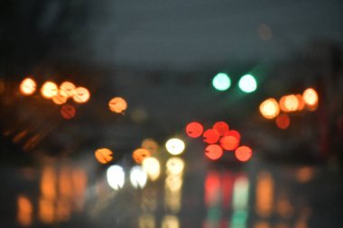 Yağmurlu bir günde Teksas 'ta küçük bir kasabayı gece görüşü