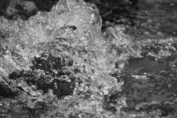 Su siyah beyaz hareket halinde donmuş.