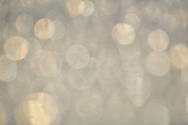 Güneş ışığı altında su damlaları seçilmiş birkaç damlaya odaklanır.