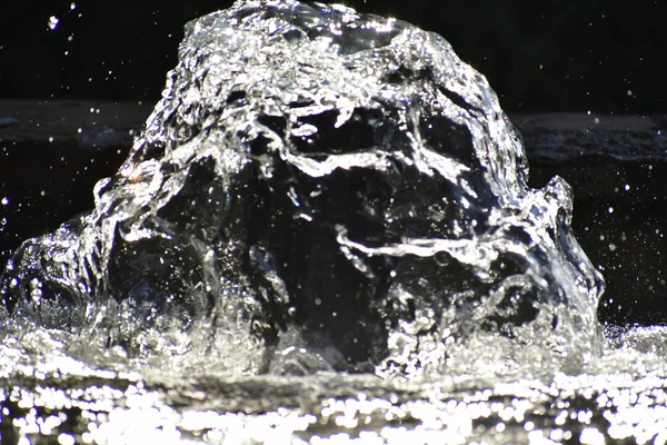 Suda güzel bir şelale, arka plan