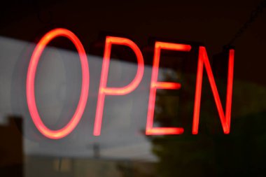 Arka planda bir restoran tabelasının yakın görüntüsünü kapat Pencereyi fırlat