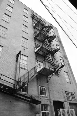 Bir yangın çıkışının siyah beyaz fotoğrafı yukarı bakıyor.