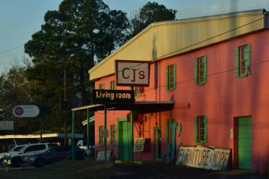 Renkli bir dükkanın eski şehri yaz sabahı