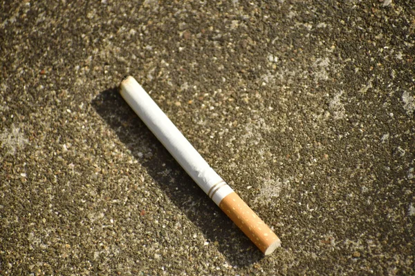 Betonda bir sigara. 