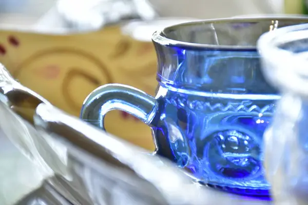 Çay tepsisindeki mavi çay bardağını kapat.. 