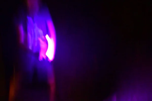 Mor ışık bir çocuğun ellerinde