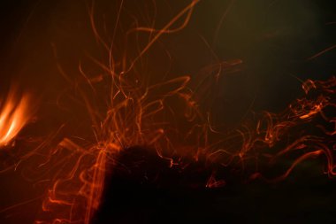 ateş siyah arkaplanda kıvılcımlar saçar