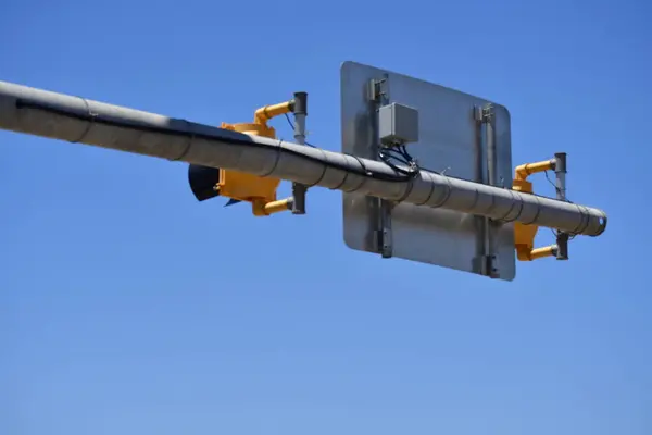 trafik ışığı mavi gökyüzü