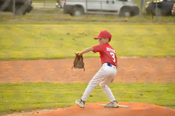 Genç beysbol oyuncusu sahada oynuyor.