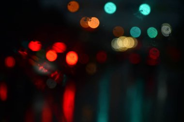 Islak ve yağmurlu bir günün Bokeh ışıkları ile soyut arkaplan 