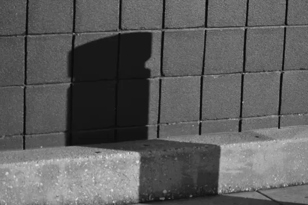 Binanın duvarında bir direğin gölgesi. Yeni bir modern iş konsepti