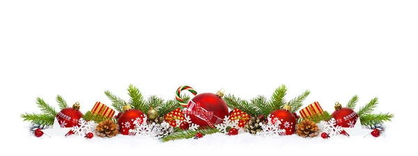 Weihnachtsbordüre Aus Roten Weihnachtskugeln Geschenkschachteln Grünen Tannenzapfen Und Christbaumkugeln Schnee — Stockfoto