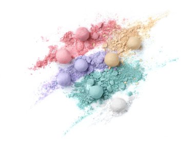 Makyaj pudrası topları beyaza. Beyaz üzerine çizgi roman cilt düzelticileri