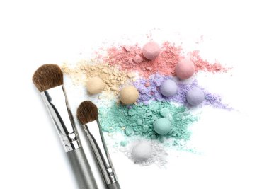 Makyaj pudra topları beyaz fırçayla. Beyaz üzerine çizgi roman cilt düzelticileri