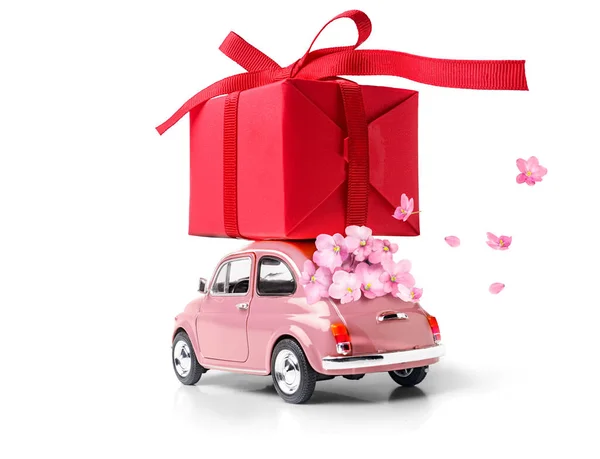 粉色复古玩具车运送红色礼品盒与带白色背景 二月十四日情人节贺卡3月8日 国际快乐女性日 — 图库照片