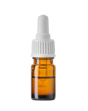 Beyaz arka planda izole edilmiş pipetli kahverengi cam şişe.