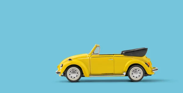 Modelo Cabriolet Coche Juguete Retro Amarillo Sobre Fondo Azul Sólido —  Fotos de Stock