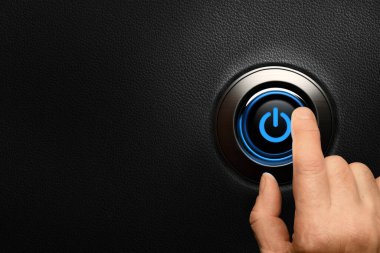 Mavi ışıklı araba güç düğmesi. Yakın plan parmak siyah deri torpido gözünde güç düğmesine basmak üzere. Boşluğu kopyala