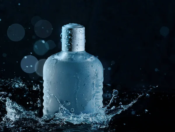 Garrafa Aftershave Azul Loção Toilette Com Água Espirrando Torno Dele — Fotografia de Stock