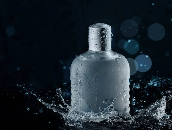 Egy Üveg Kék Aftershave Testápoló Víz Fröccsenő Körül Egy Fekete — Stock Fotó