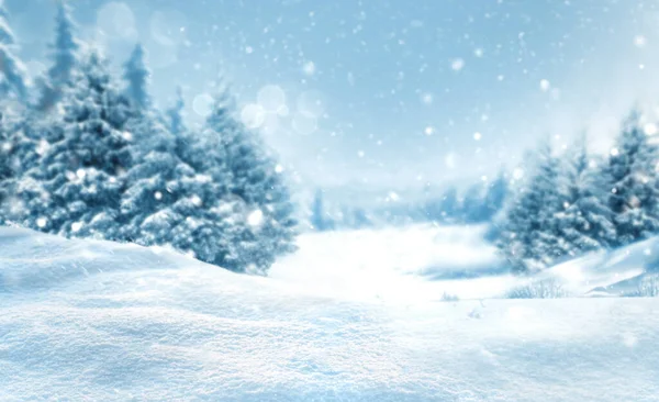 Inverno Natal Neve Fundo Com Snowdrifts Floresta Nebulosa Coberta Neve — Fotografia de Stock