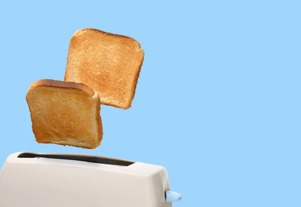 Gebratenes Toastbrot Aus Weißem Toaster Auf Hellblauem Hintergrund Raum Für — Stockfoto