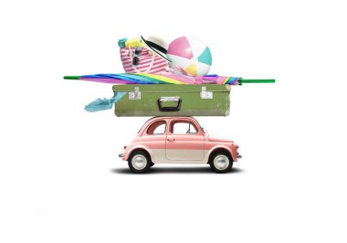 Çatıda beyaz arka planda izole edilmiş, bavullu ve plaj ekipmanlı pembe bir araba. Yaz tatili, yolculuk konsepti..