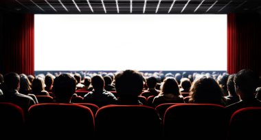 Sinema boş geniş ekran ve sinema salonundaki kırmızı sandalyeli insanlar. Film performansını izleyen bulanık insan siluetleri.