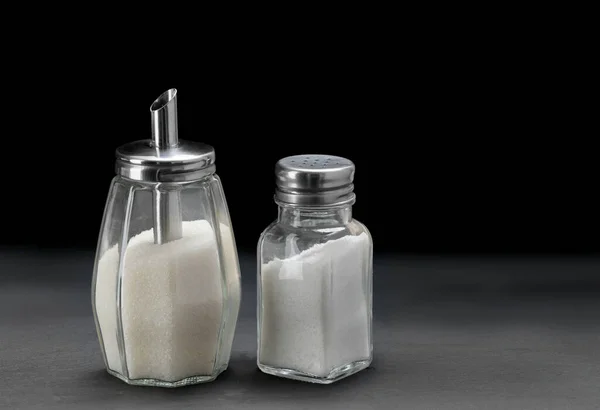 Zuckerdose Und Glas Salzstreuer Auf Schieferstein Schwarzem Hintergrund Mit Kopierraum — Stockfoto