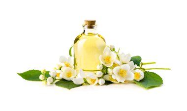 Beyaz yasemin çiçekleri ve beyaz arka planda yeşil yapraklı kozmetik cam şişedeki temel yağ.