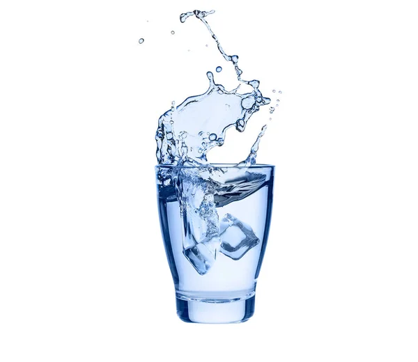 Spritzen Von Reinem Wasser Glas Mit Eiswürfel Isoliert Auf Weißem — Stockfoto