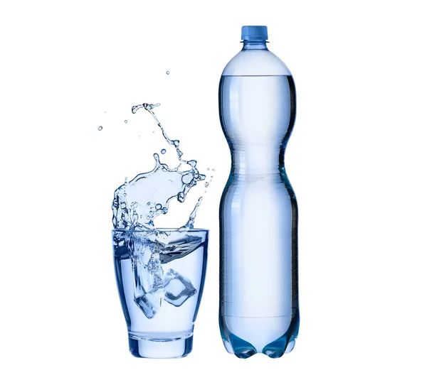 Flasche Trinkwasser Und Spritzwasser Glas Mit Eiswürfel Isoliert Auf Weißem — Stockfoto