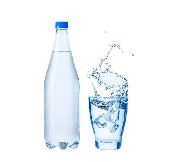 Flasche Trinkwasser Und Spritzwasser Glas Mit Eis Isoliert Auf Weißem — Stockfoto